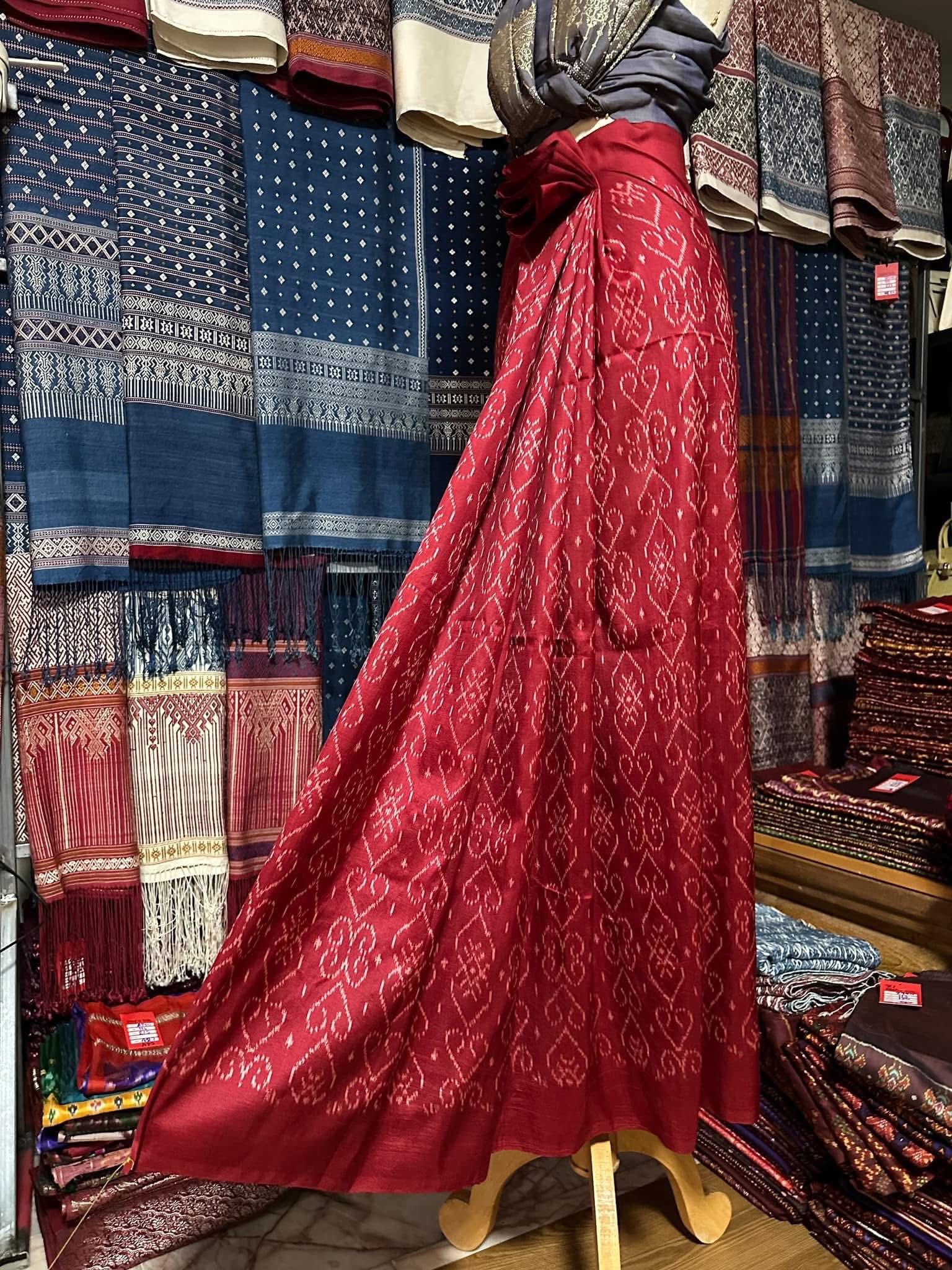 ซิ่น ไหมมัดหมี่ ผ้าปาโตล่า ขนาด 120x230ซม. ท้องผ้าสีแดง รหัส N9-SIL-051768A28