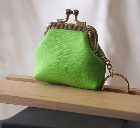 กระเป๋าสตางค์ ใส่เหรียญ ขนาด 7x7x2.5cm. สีเขียวสด GL-CT-103466