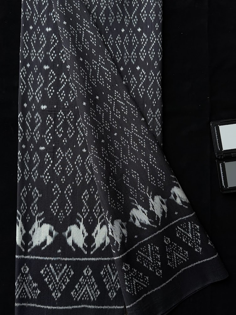 ซิ่น ผ้าไหมมัดหมี่ 3ตะกอ ขนาด 1x2 เมตร ลายขอพระราชทาน สีดำ รหัส PCS-NY-11226821