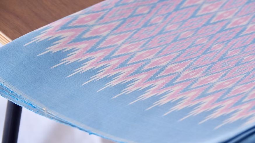 (ผ้าชุด) ผ้าไหมมัดหมี่ไหมแท้ (ผ้าลาย2หลา+สีพื้น2หลา) ลายสร้อยดอกหมาก พื้นสีฟ้า รหัส M2B-CT-103023