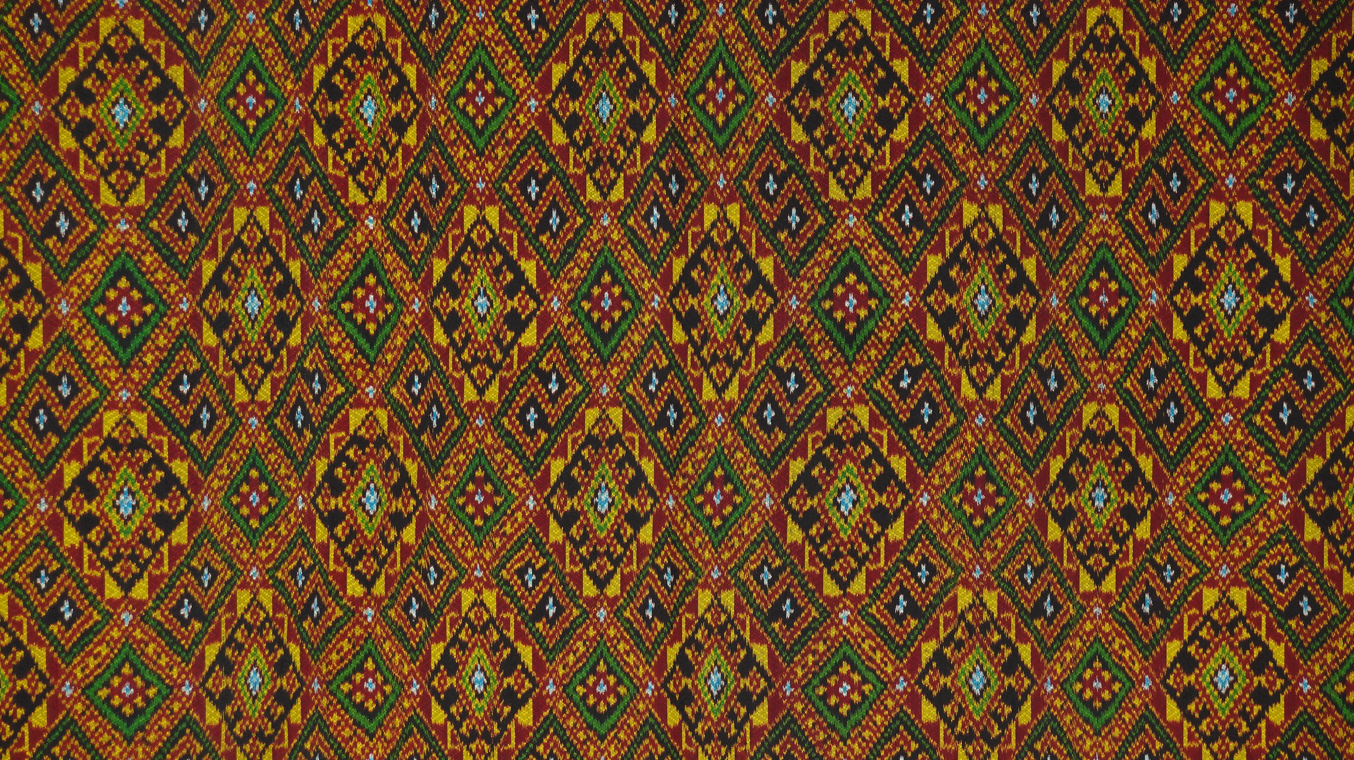 ซิ่น ผ้าไหมมัดหมี่ 6ตะกอ มีหน้านาง ชายครุย ขนาด 1x2เมตร ลายขอล้อมเพชร พื้นสีแดงเม็ดมะขาม รหัส L9A-ME-66-0820678