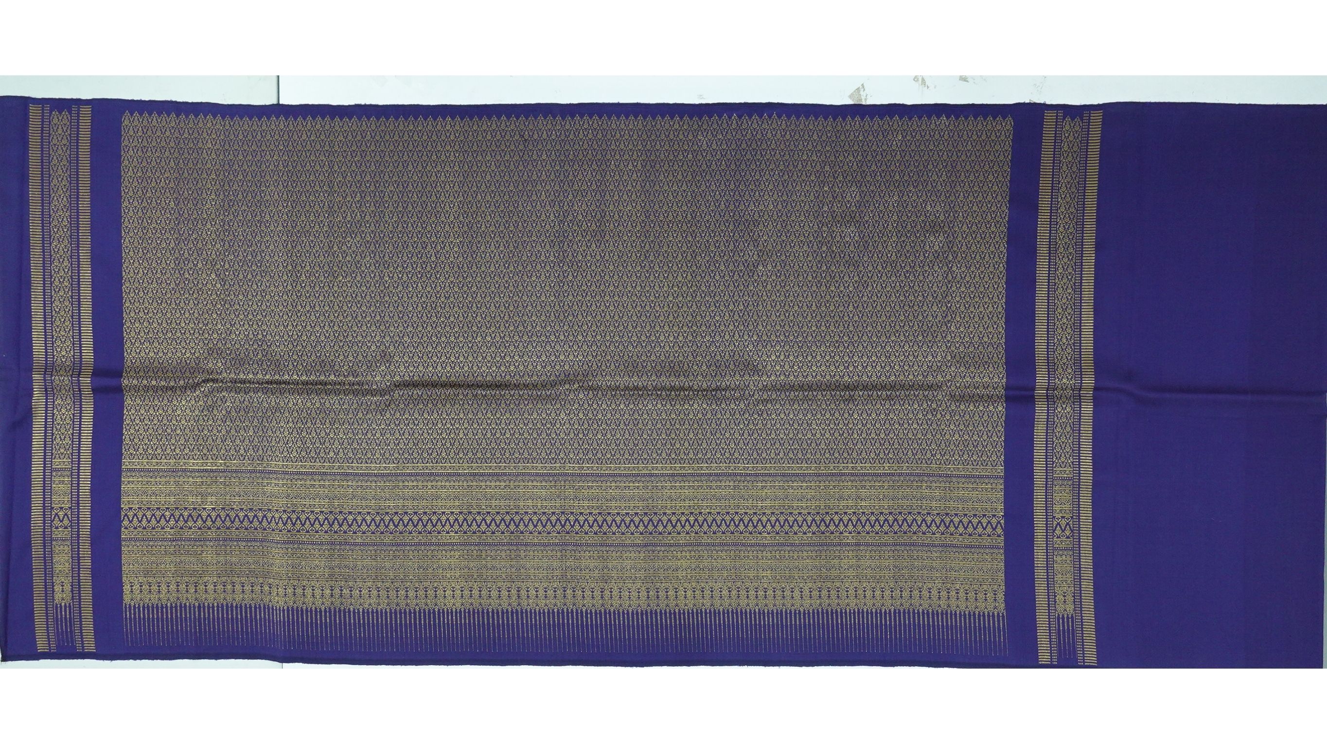 (ผ้าชุด)ไหมยกดอกสุรินทร์ ยกดอกดิ้นทอง ขนาด 1x4เมตร (ลาย 2เมตร+สีพื้น 2เมตร) พื้นสีน้ำเงินเข้ม รหัส N10-ME-66-0822678