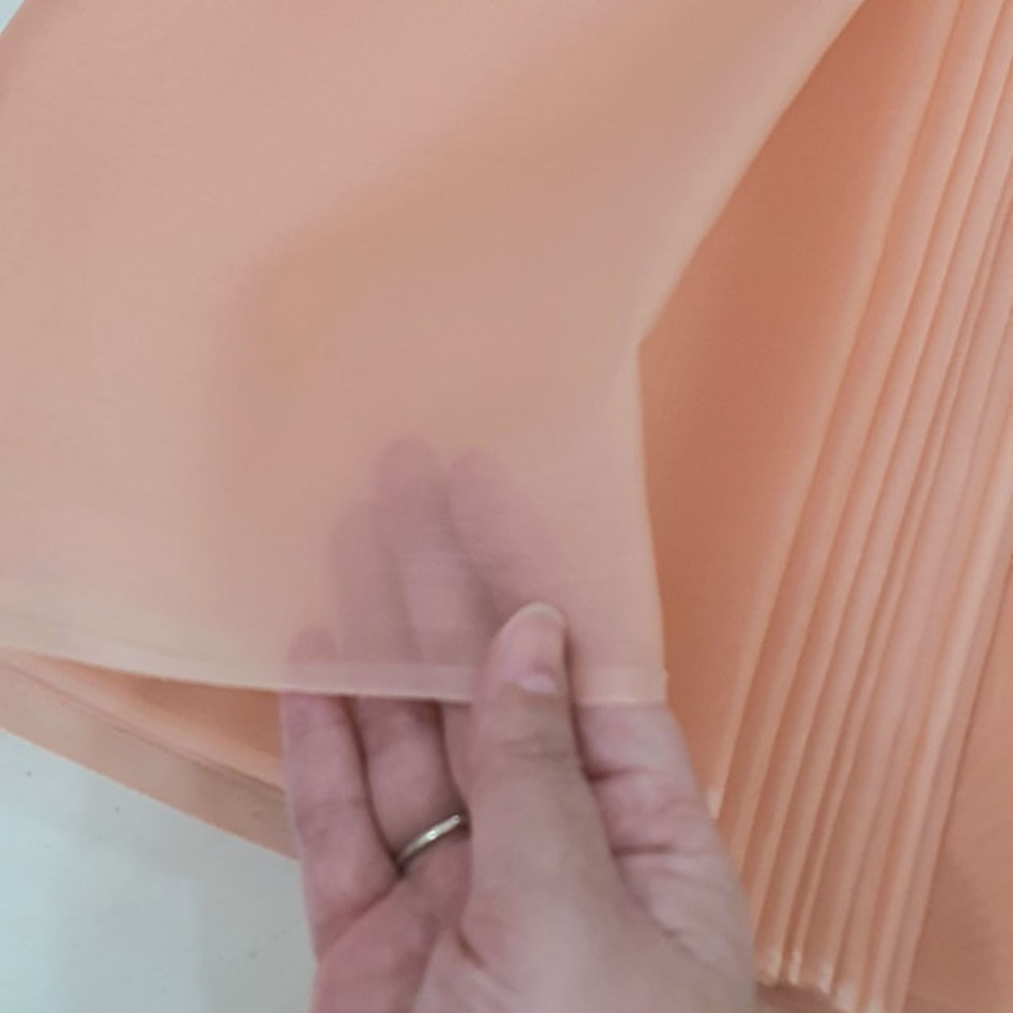 ผ้าไหมแก้ว ไหมแท้ 100% เนื้อโปร่งบางเบา สีส้มพาสเทล ตัดขายตามความยาวหลา รหัส C1-115-13
