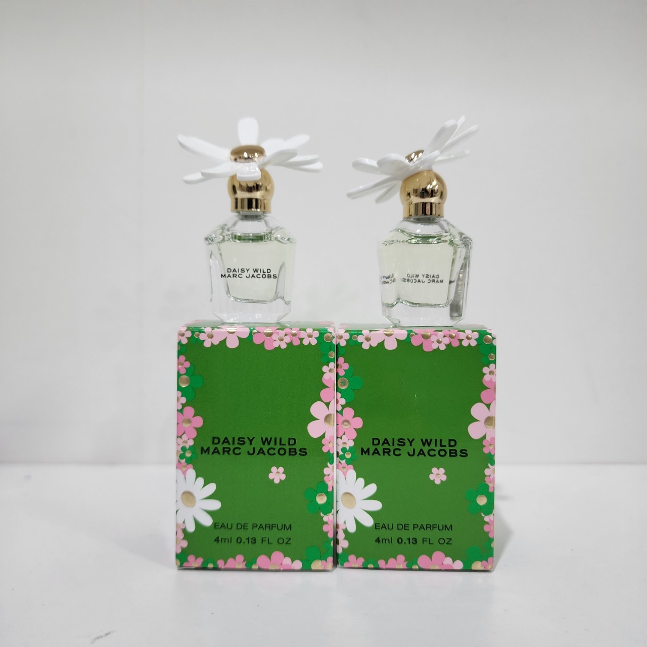 น้ำหอมจิ๋วมินิ Marc Jacobs Daisy Wild EDP 4ml แบบแต้มมีกล่อง ( Mini Perfume น้ำหอมขนาดพกพา) น้ำหอมจิ๋วมินิ ขวดน่ารัก ตั้งโชว์ก็สวย พกพาก็สะดวก หัวแต้มตามจุดชีพจร