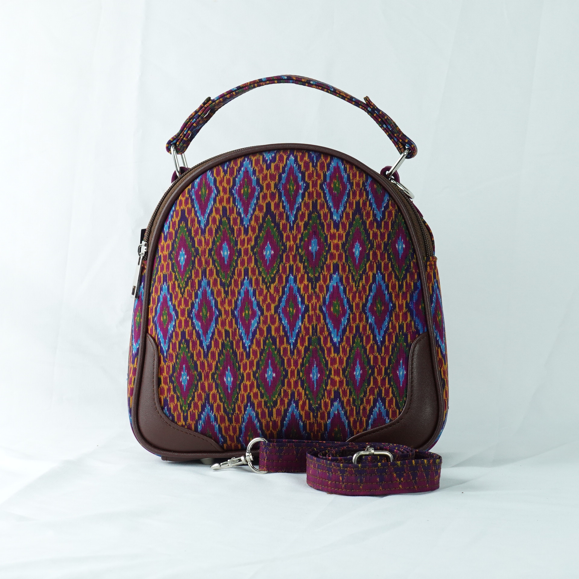 กระเป๋าถือไหมแท้ทรงโดมหลังเต่า พร้อมสายสะพาย ขนาด 8x21x21 ซม. ความสูงหูจับ 7 ซม. สีน้ำตาล รหัส GO-TT-060468151