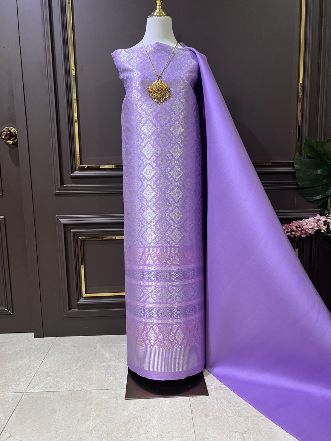 (ผ้าชุด)ผ้าไหมยกดอกลำพูน ยกดอกดิ้นเงิน ขนาด 1.03x4.40เมตร ลายพลับพลึง พื้นสีม่วงพระราชินี รหัส N90-29-TR0455