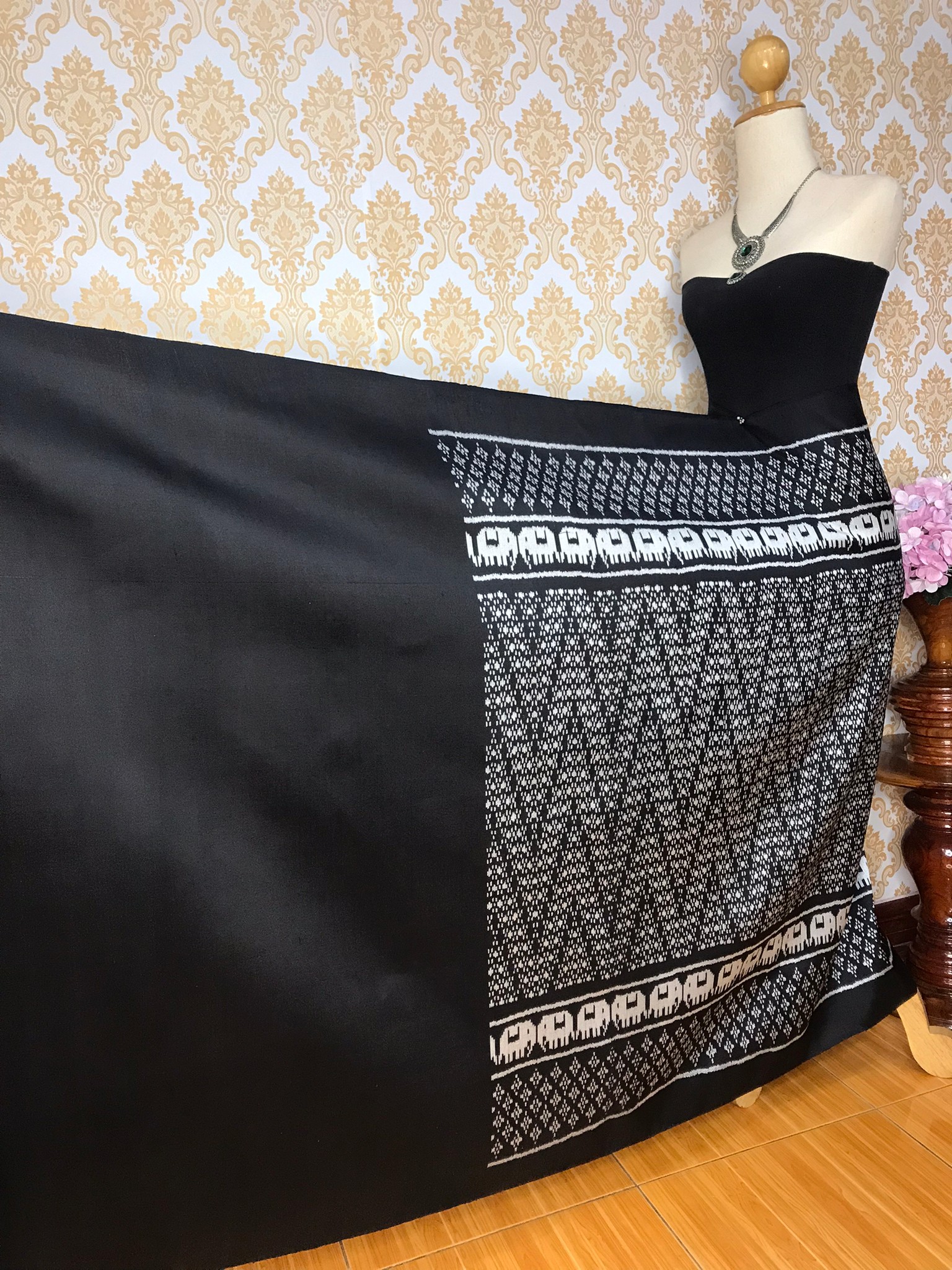 (ผ้าชุด)ไหมมัดหมี่ 3ตะกอ ไหมแท้ (ผ้าลาย 2เมตร+สีพื้น2เมตร) สีดำ รหัส M3-KN01106616