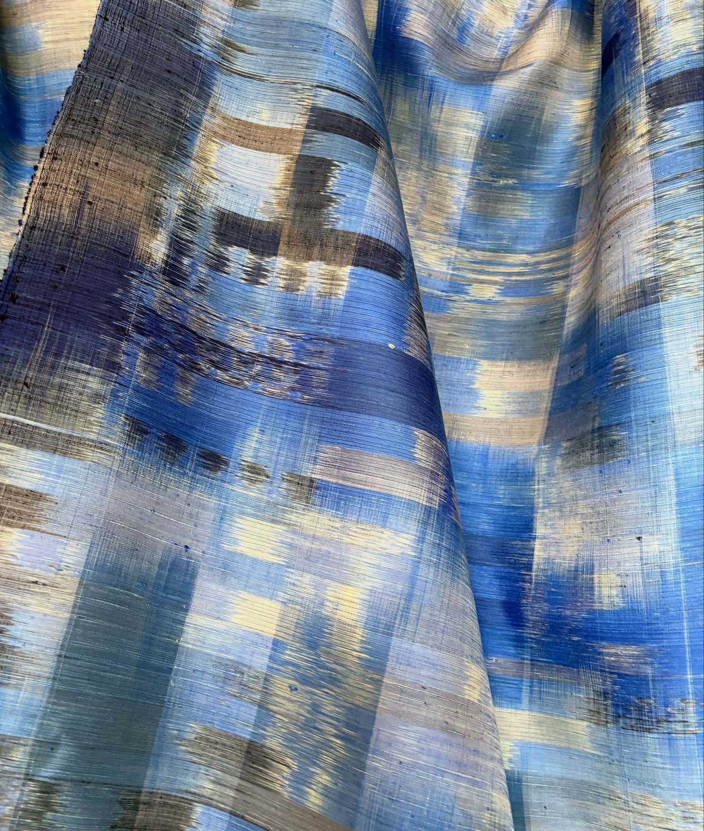 ผ้าไหมลายพิเศษ มัดหมี่เนื้อหนา ไหมแท้ สีน้ำสลับกรมเทา เลือกตามขนาด รหัส MMFZ-116-10086817