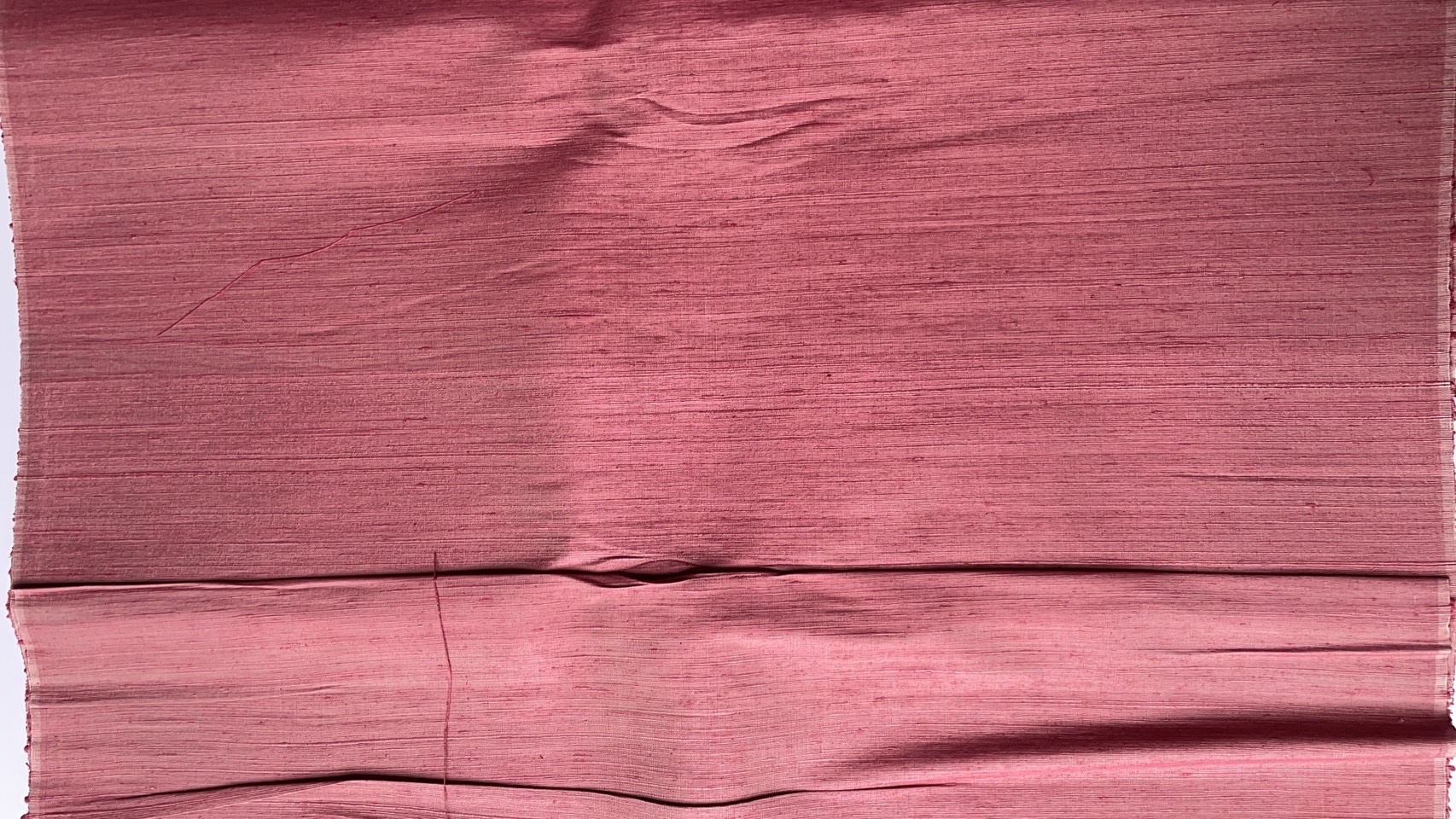 ผ้าไหมสีพื้น ไหมลืบเนื้อหยาบหนา ไหมแท้มีขี้ไหม สีแดงชมพูครั่ง (ราคาต่อเมตร) รหัส D-76-P4492