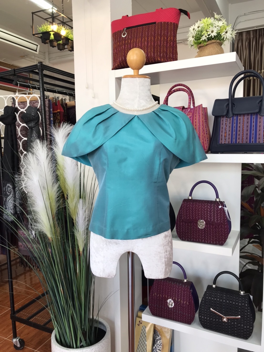 เสื้อสตรี แขนกุดแต่งระบายปิดหัวไหล่ ผ้าไหมสีพื้น ไหมแท้ 100% | เลือกไซส์ | เลือกสีได้ รหัส WD-PK-0828680