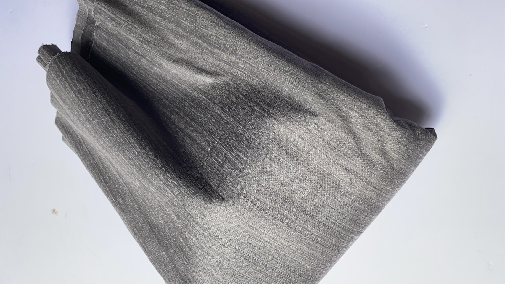 ผ้าไหมสีพื้น ไหมลืบเนื้อหยาบหนา ไหมแท้มีขี้ไหม สีเทา (ราคาต่อเมตร) รหัส D-76-P4429