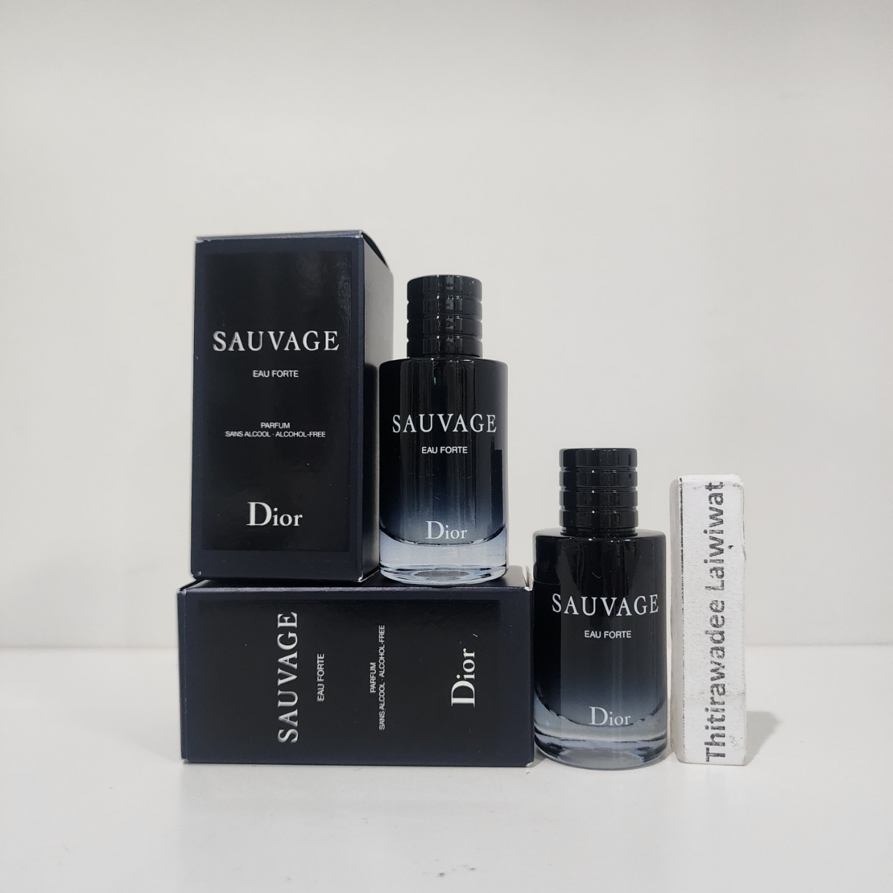 น้ำหอมจิ๋วมินิ Dior Sauvage Eau Forte Parfum 10ml แบบแต้มมีกล่อง ( Mini Perfume น้ำหอมขนาดพกพา) น้ำหอมจิ๋วมินิ ขวดน่ารัก ตั้งโชว์ก็สวย พกพาก็สะดวก หัวแต้มตามจุดชีพจร