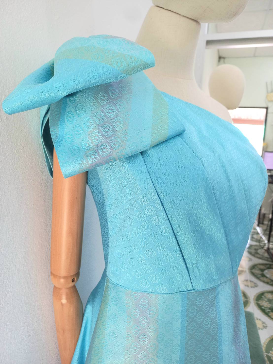 แบบตัดชุด เดรสผ้าไหม (ไม่รวมผ้า) chobmai x ARW รหัส CUT-ARW-11767