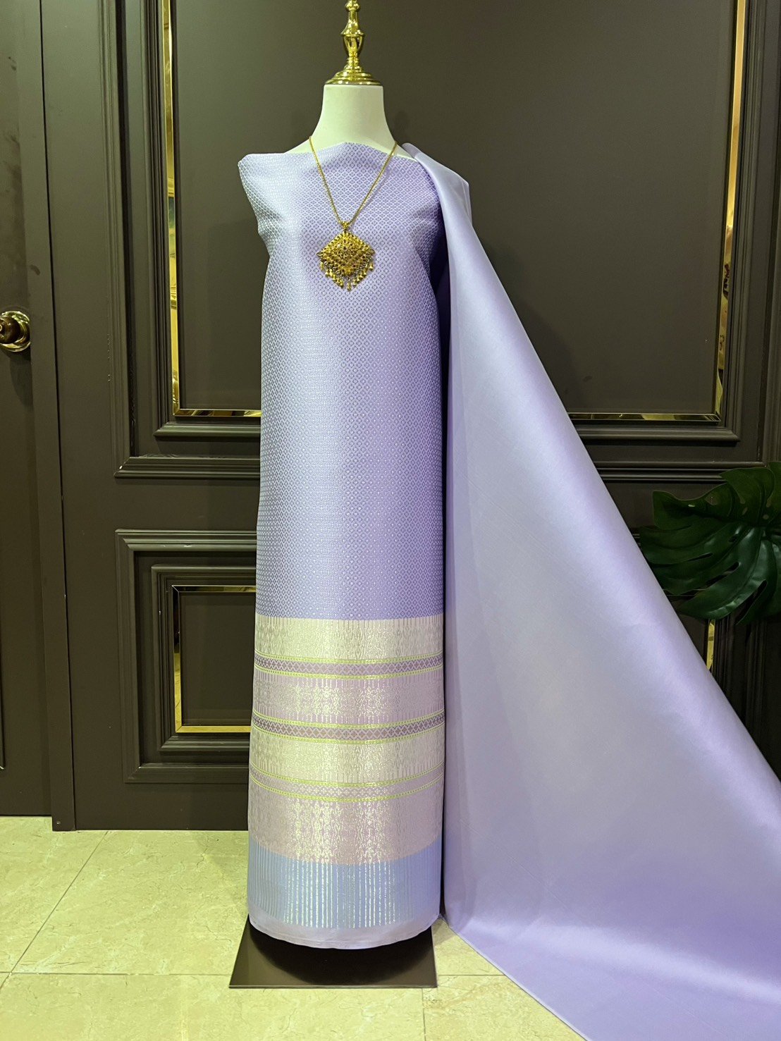 (ผ้าชุด)ผ้าไหมยกดอกลำพูน เกาะเชิงดิ้นเงิน ขนาด 1.03x4.40เมตร ลายอินเดีย พื้นสีม่วงพลาสเทล รหัส N90-29-TR0536