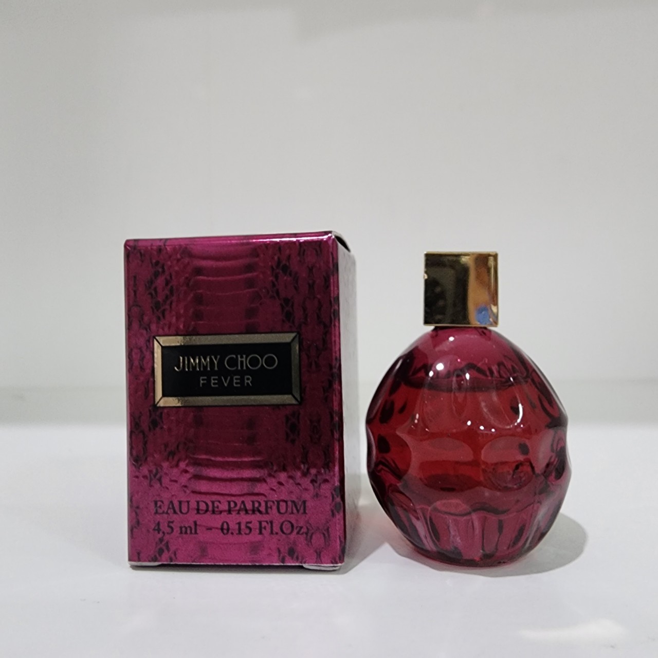 น้ำหอมจิ๋วมินิ Jimmy Choo Fever Eau de Parfum for women 4.5ml แบบแต้มมีกล่อง ( Mini Perfume น้ำหอมขนาดพกพา) น้ำหอมจิ๋วมินิ ขวดน่ารัก ตั้งโชว์ก็สวย พกพาก็สะดวก หัวแต้มตามจุดชีพจร