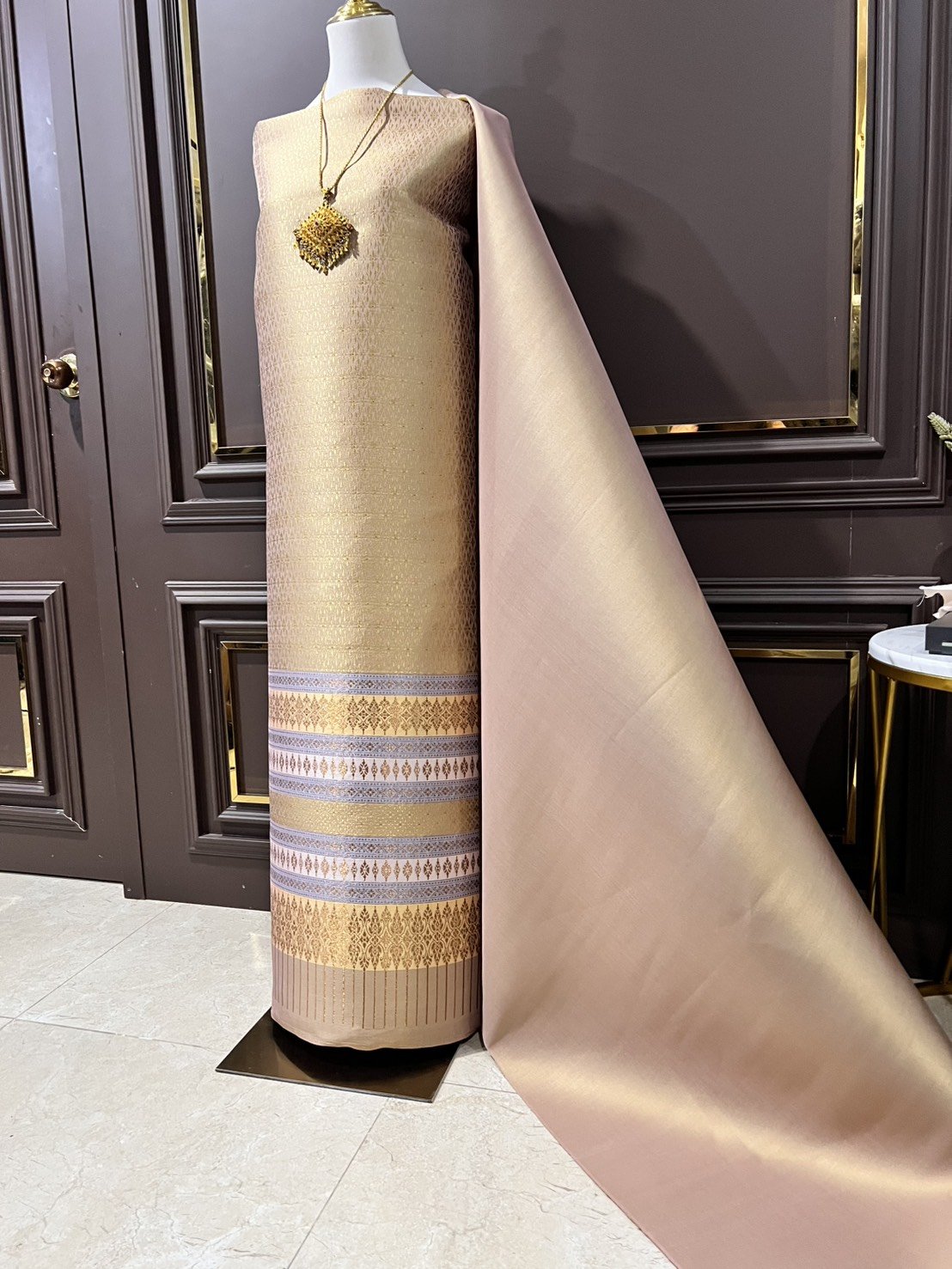 (ผ้าชุด)ผ้าไหมยกดอกลำพูน เกาะเชิงดิ้นทอง ขนาด 1.02x4.40เมตร ลายช่อชัยพฤกษ์ พื้นสีน้ำตาลเหลืองทอง รหัส N90-29-TR0476