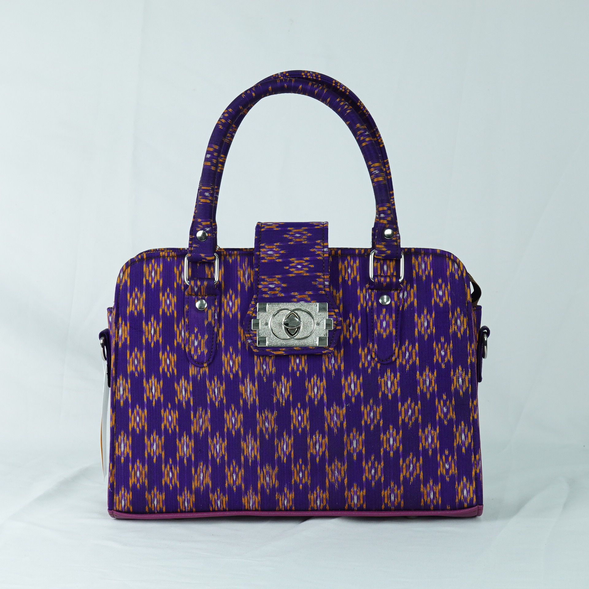 กระเป๋าถือผ้าไหม ทรงสี่เหลี่ยม ขนาด 10.5x28x20ซม. ความสูงหูจับ 34 ซม. ลายเต่าน้อย สีม่วง รหัส GLA-TT-06036811