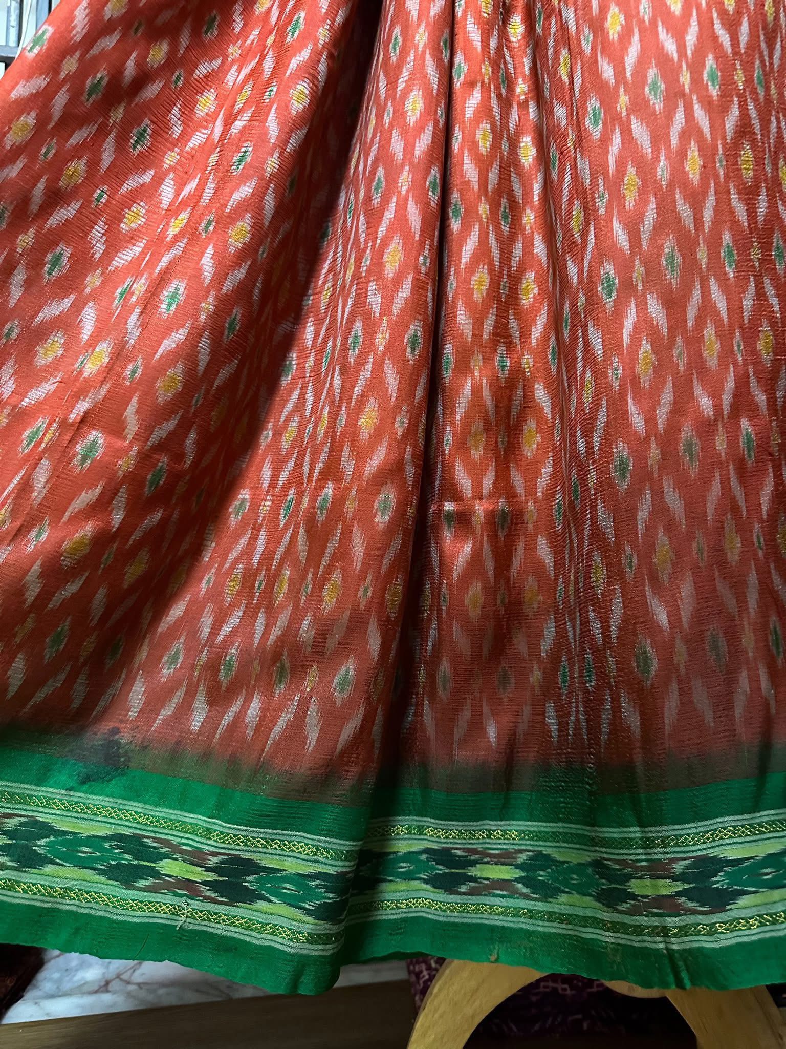 ซิ่น ไหมมัดหมี่ ผ้าปาโตล่า ขนาด 116x210ซม. พื้นสีส้มเชิงเขียว รหัส N9-SIL-051768A5