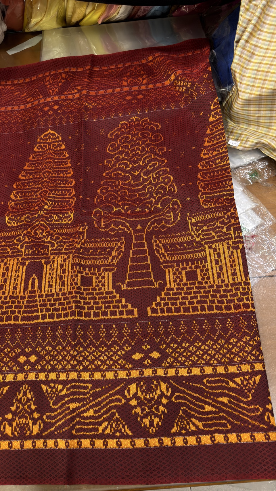 ซิ่น ผ้าไหมมัดหมี่ ไหมแท้ เนื้อยกดอก มีชายครุย ขนาด 1x2มตร ลายปราสาทตาควาย สีแดงเม็ดมะขาม รหัส M2A-AA-111768