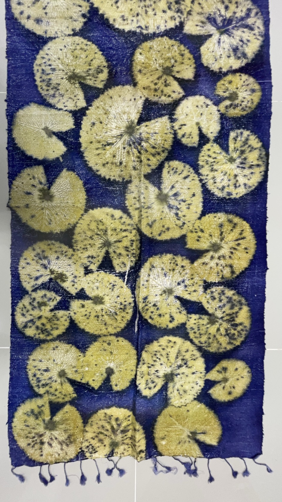 ผ้าคลุมไหล่ผ้าไหม Eco print เนื้อยกดอก มีชายครุย ขนาด 60x180ซม. สีน้ำเงิน รหัส ECO-82-1114681