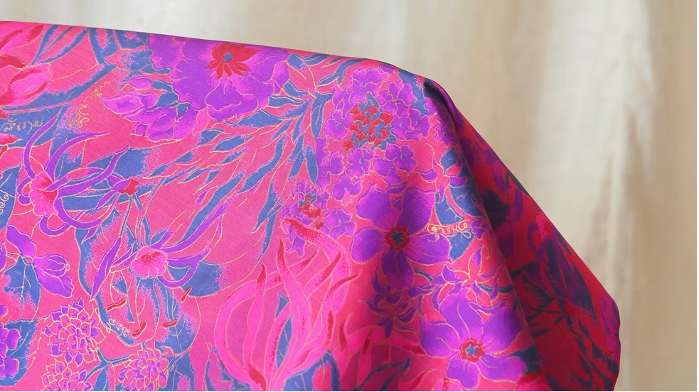 ผ้าพันคอไหมพิมพ์ลาย สี่เหลี่ยมจัตุรัส ขนาด 100x85ซม.ลายดอกไม้ สีแดงม่วง รหัส ZTG-CT-103383