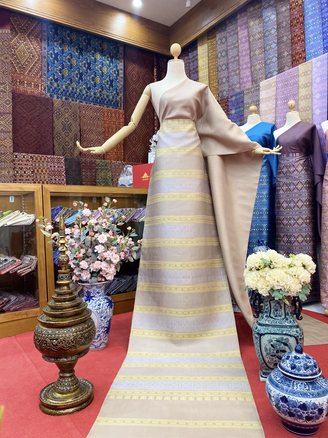 (ผ้าชุด)ไหมแพรวา ตัดชุดลายล่วง ขนาด 63x500ซม (ลาย 2.3เมตร+สีพื้น 2.7เมตร) พื้นสีน้ำตาลเบจ รหัส P10-BM-0925687