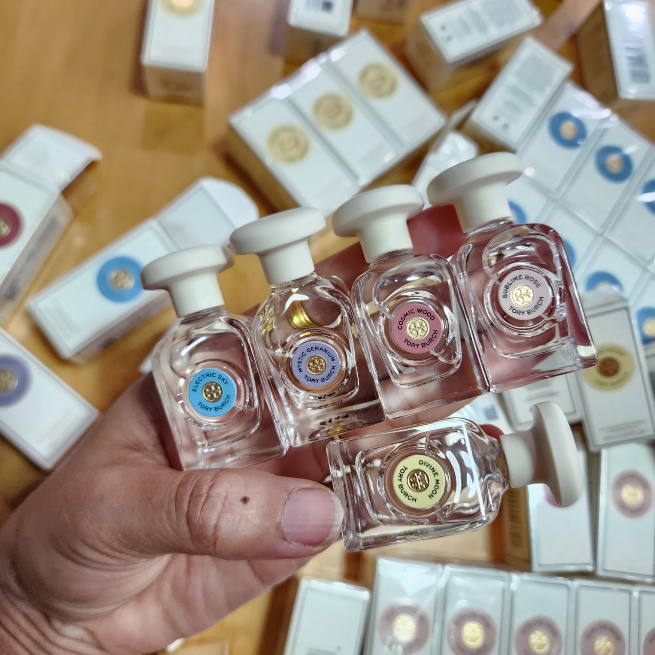 น้ำหอมจิ๋วมินิ Tory Burch Electric Sky ขวดจิ๋ว 7.5ml ป้ายไทย ขอกรีดกล่องด้านบนเพื่อยัดให้แน่นป้องกันน้ำหอมซีม ( Mini Perfume น้ำหอมขนาดพกพา) น้ำหอมจิ๋วมินิ ขวดน่ารัก ตั้งโชว์ก็สวย พกพาก็สะดวก หัวแต้มตามจุดชีพจร