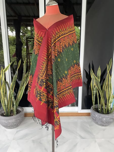 ผ้าคลุมไหล่ ผ้าไหมทอยกดอก ขนาด 60x200ซม.ลายบายศรี มีหน้านาง2ชั้น ชายครุย ท้องผ้าสีเขียวเชิงแดง รหัส L5A-30-0826681