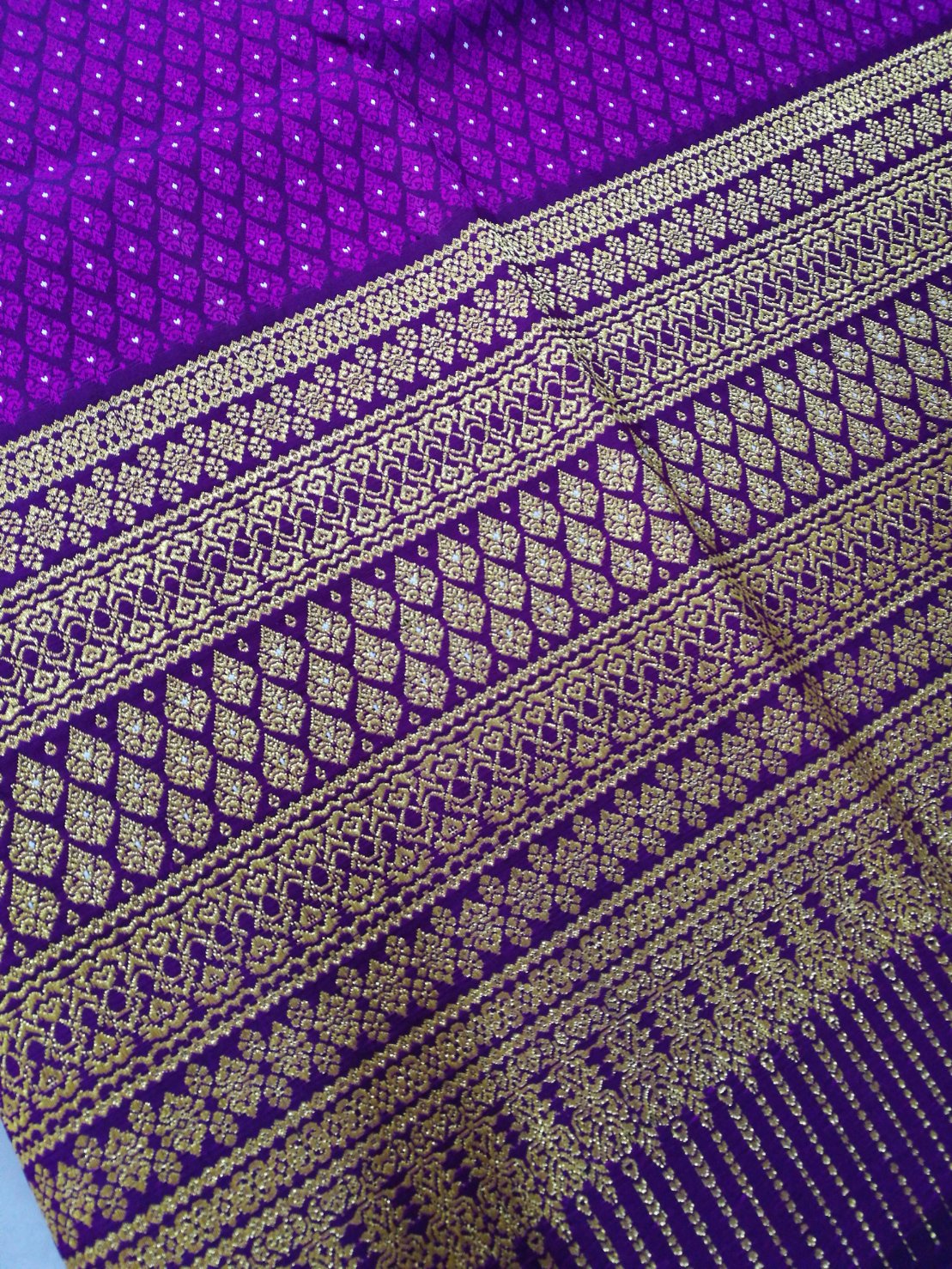 ซิ่น ผ้าไหมยกสุรินทร์ ไหมแท้ 32ตะกอ มีหน้านาง เกาะเชิงดิ้นทอง ขนาด1x2เมตร พื้นสีม่วง รหัส N11-NY-1221666