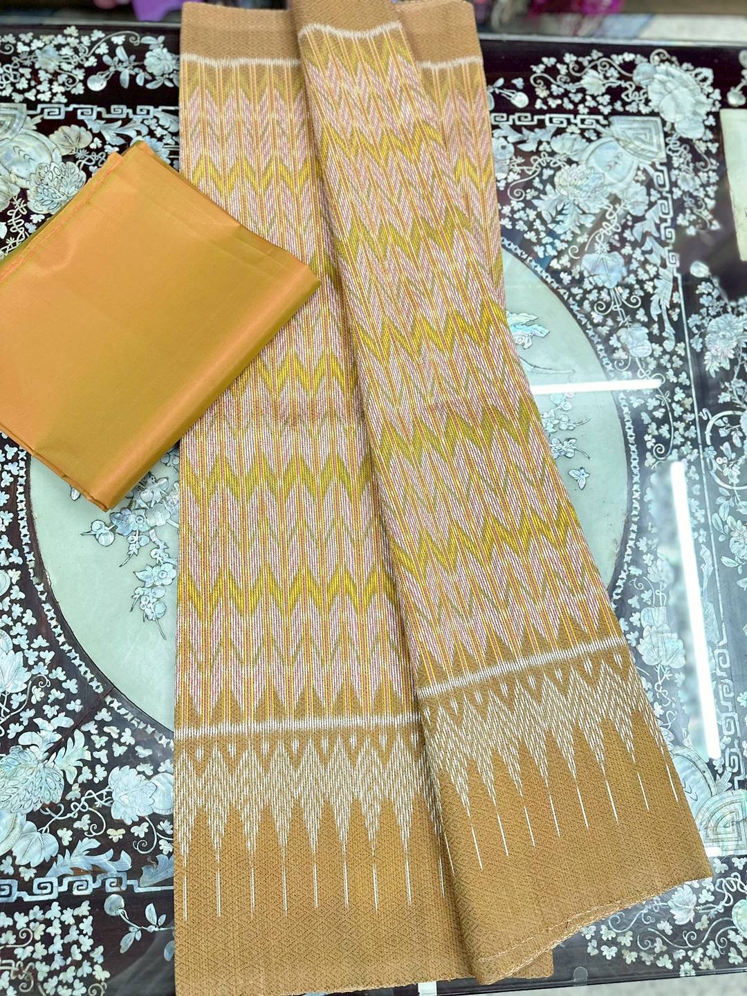 (ผ้าชุด)ผ้าไหมมัดหมี่ 6ตะกอ สีธรรมชาติ ลายโฮล (ผ้าลาย 2เมตร+สีพื้น 2เมตร) สีน้ำตาลทอง รหัส L8A-ST-0505681