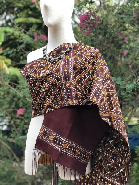 สไบไหมแพรวา ขนาด 28x245ซม ลายดอกใบบุ่นก้านก่อง พื้นสีน้ำตาล รหัส ZE-PT0503665