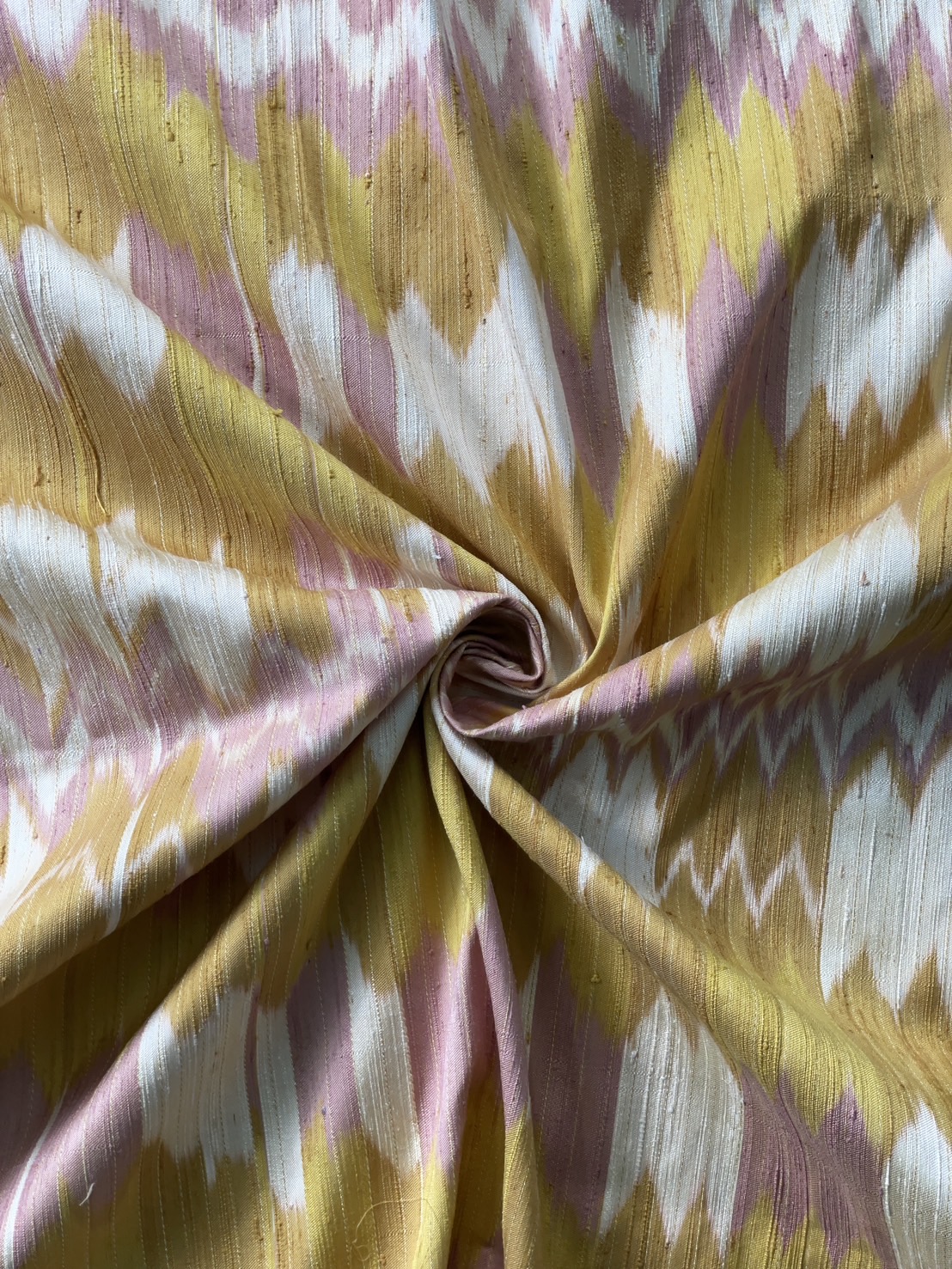 ผ้าไหมลายพิเศษ มัดหมี่เนื้อหนา ไหมแท้ สีธรรมชาติ ลายโมเดิร์นโฮล สีเขียวอมเหลืองแทรกชมพูครีม เลือกตามขนาด รหัส MMFZ-131