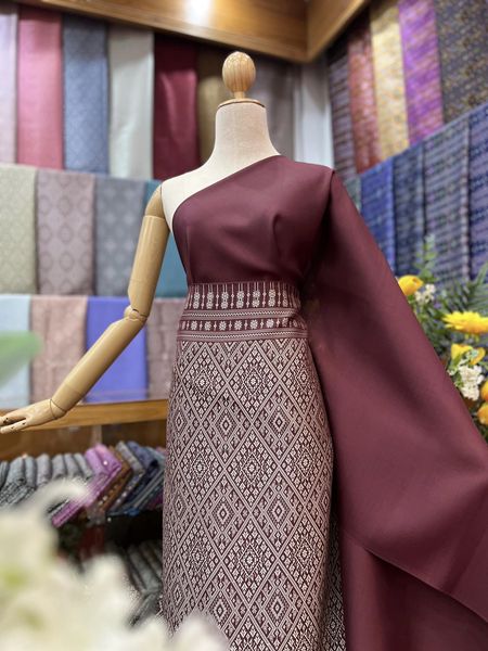 (ผ้าชุด)ไหมแพรวา ตัดชุดลายล่วงพิเศษ ขนาด 73x5เมตร (ลาย 2.3เมตร+สีพื้น 2.7เมตร) พื้นสีแดง รหัส P10-B1149