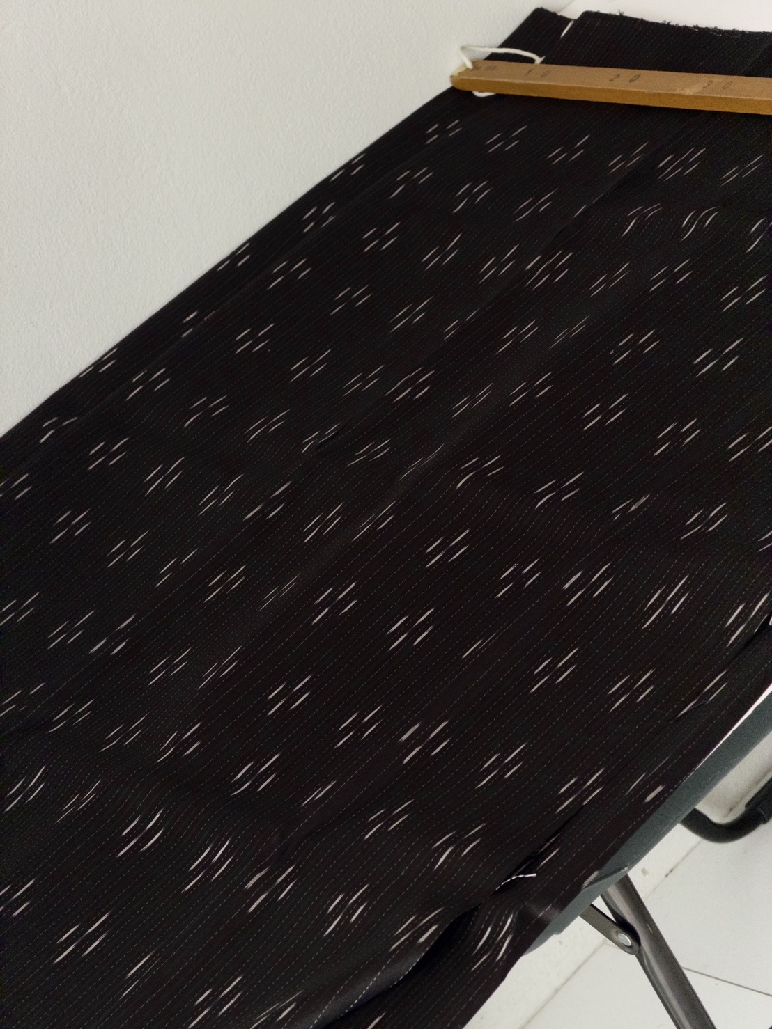 ผ้าไหมมัดหมี่ ผ้ากาบบัว ไหมแท้ ลายดอกแก้ว สีดำ ตัดขายเป็นเมตร รหัส CISP-119-KBJ17