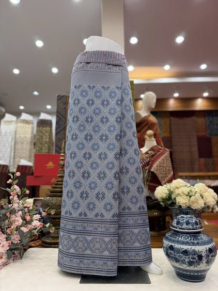 ซิ่น ผ้าไหมแพรวา ขนาด 1x2เมตร พื้นสีฟ้าเทา รหัส P-BM-0708681