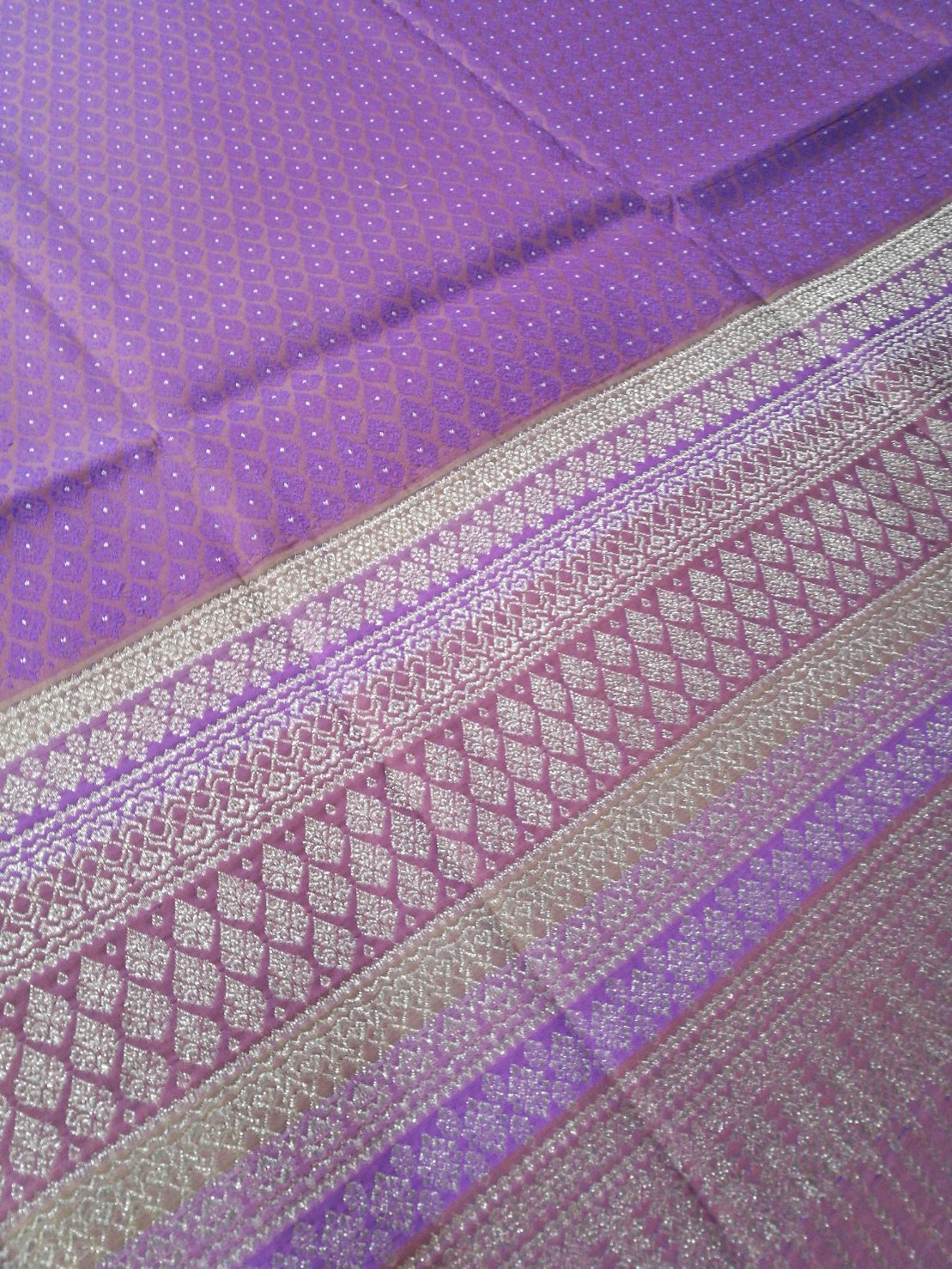 ซิ่น ผ้าไหมยกสุรินทร์ ไหมแท้ 32ตะกอ มีหน้านาง เกาะเชิงดิ้นทอง ขนาด1x2เมตร พื้นสีม่วง รหัส N11-NY-1221665