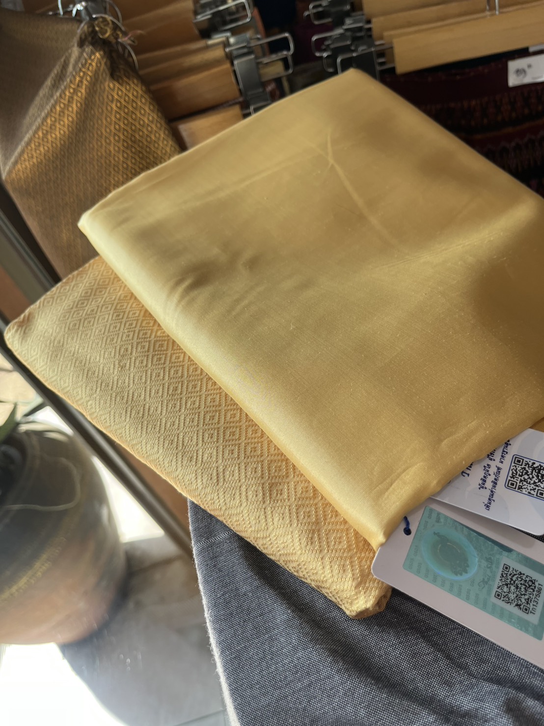 (ผ้าชุด)ไหมสีพื้น ตัดได้1ชุด (ผ้าพื้นนกยูง 2เมตร+ผ้าซิ่น 2เมตร) สีเหลืองดอกลำดวน รหัส BC-NY-1127681