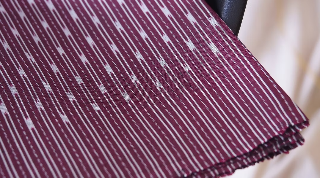 ซิ่น ผ้าไหมมัดหมี่ ไหมบ้าน ขนาด 1x2.25หลา พื้นสีแดงดำ รหัส CISP-CT-102532