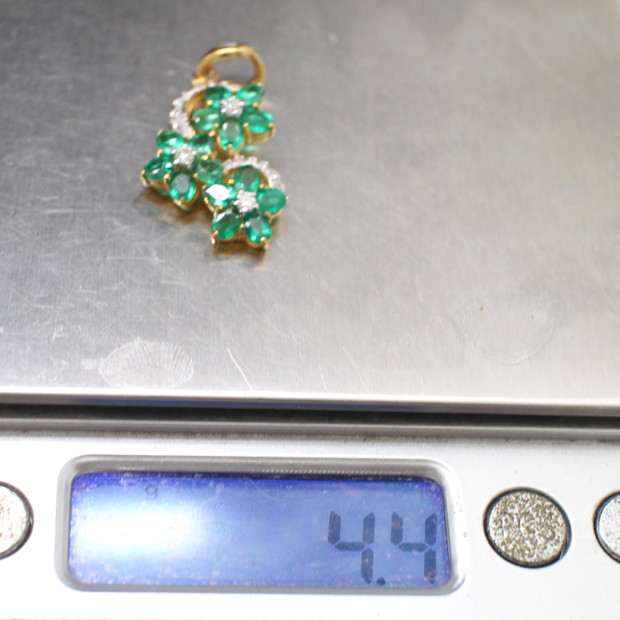 PD25074 จี้มรกตดอกไม้ประดับเพชร เพชรแท้ 0.31 กะรัต ทองแท้ 18k นน.รวม 4.4 กรัม มีใบเซอร์ IGL