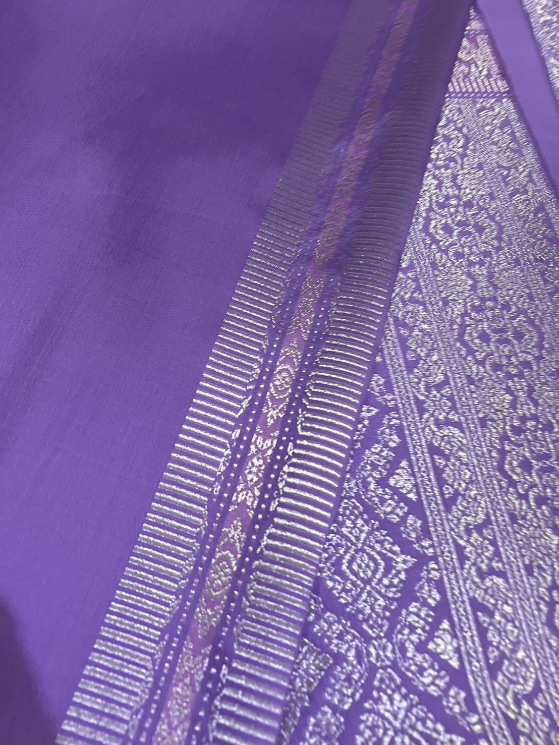 (ผ้าชุด)ผ้าไหมยกดอกลำพูน ยกดอกดิ้นเงิน ขนาด 1.03x4.40เมตร ลายพลับพลึง พื้นสีม่วงพระราชินี รหัส N90-29-TR0455