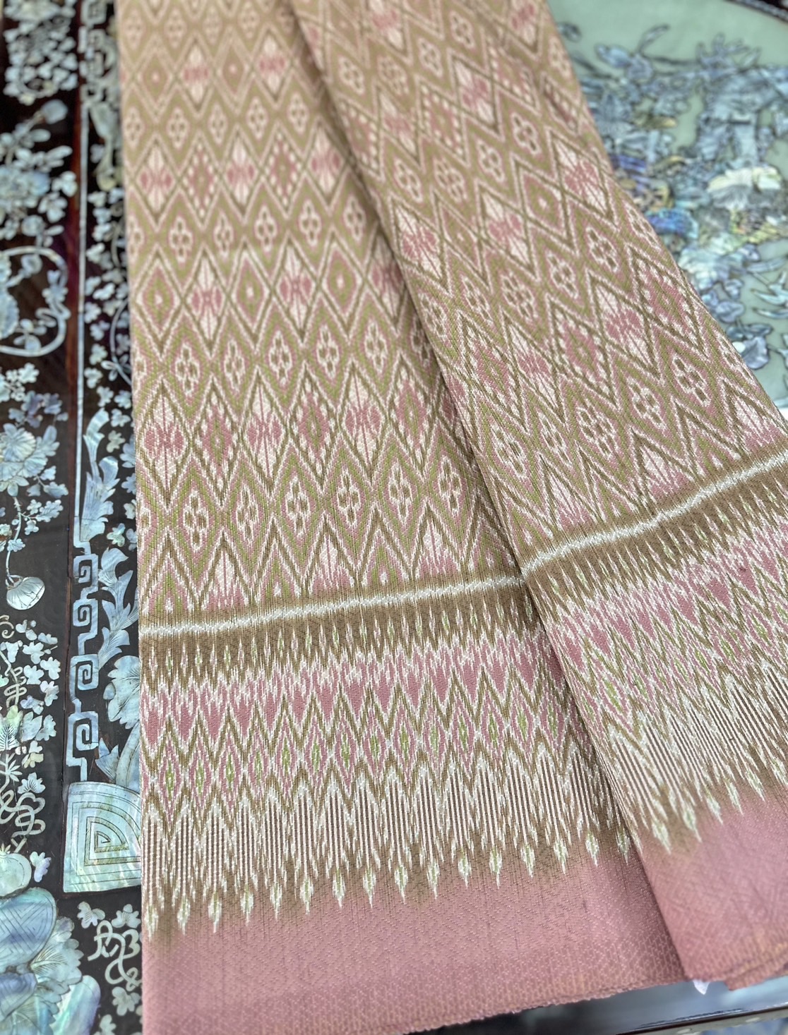 ซิ่น ผ้าไหมมัดหมี่ทอยกดอก 6ตะกอ ยกดอกลูกแก้ว สีธรรมชาติ ขนาด1x2เมตร ลายดอกมะเขือ พื้นสีน้ำตาลกะปิ รหัส L1-ST-050168172