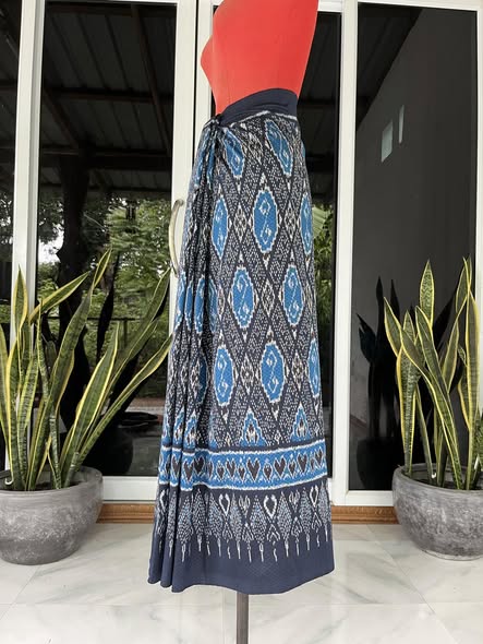 ซิ่น ผ้าไหมมัดหมี่ ทอยกดอกลูกแก้ว ขนาด 1x2เมตร ลายสิริวชิราภรณ์ พื้นสีน้ำเงินกรม รหัส L9A-30-1031681