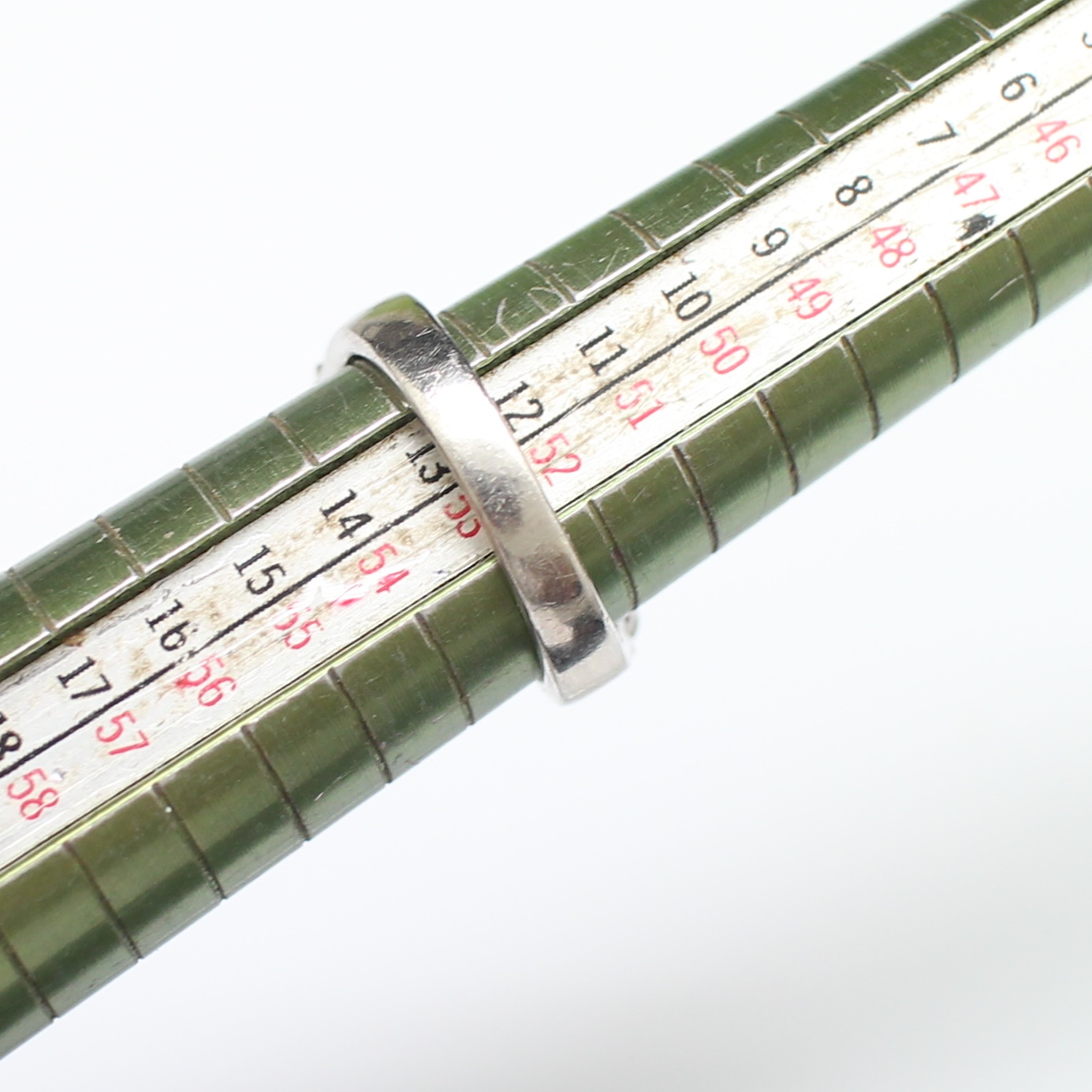 RG250347 แหวนมรกตไขว้เพชร เพชรหยดน้ำ 0.29 กะรตั และเพชรล้อม 1.30 กะรัต มรกต 0.48 กะรัต เรือน PT900 นน.รวม 8.9 กรัม ขนาดแหวน 53