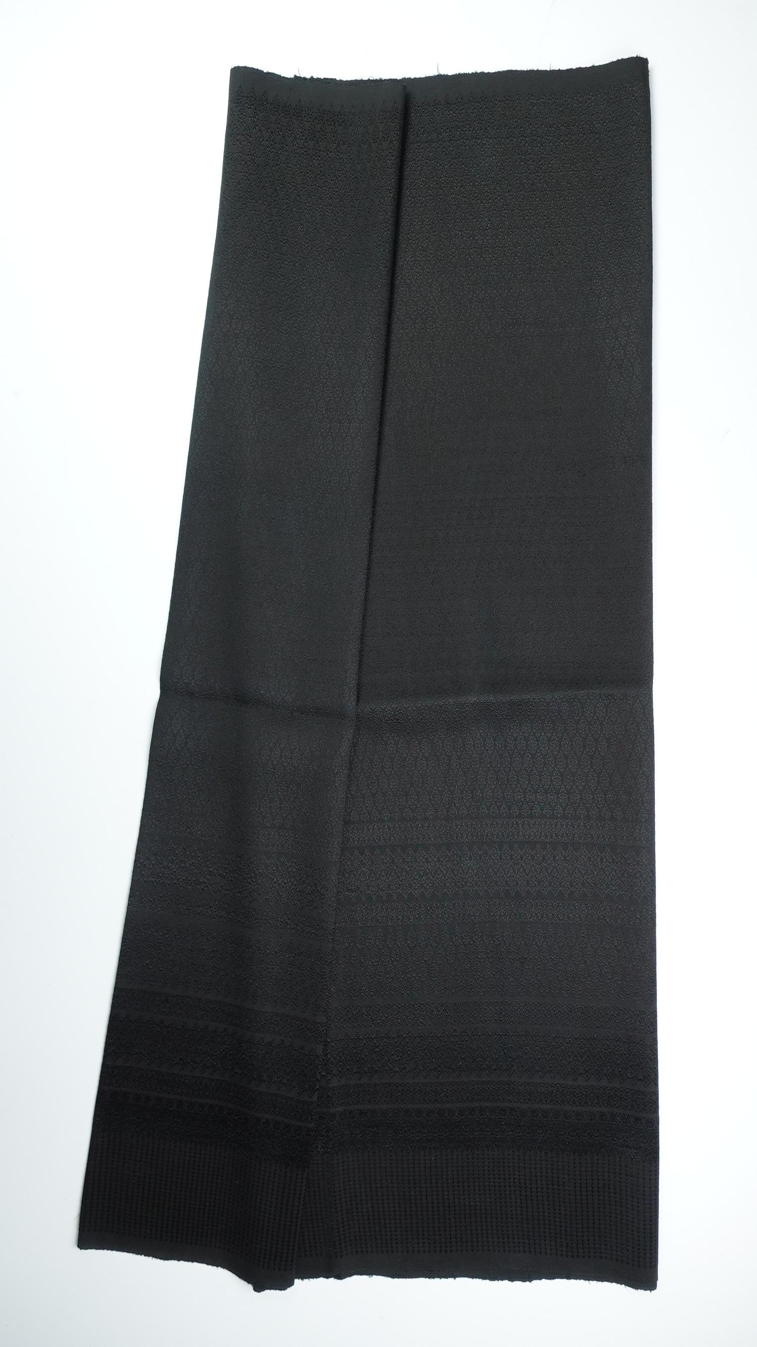 ซิ่น ผ้าไหมยกสุรินทร์ ขนาด 1x2เมตร ลายยกเล็ก สีดำสนิท รหัส N11-ME-066-1220671437