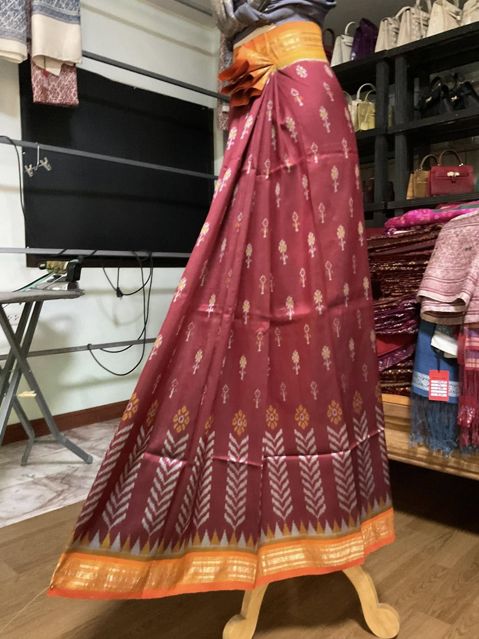 ซิ่น ผ้าปาโตล่า ไหมแท้ ขนาด 118x200ซม. พื้นสีแดง รหัส N9-SIL-1125671