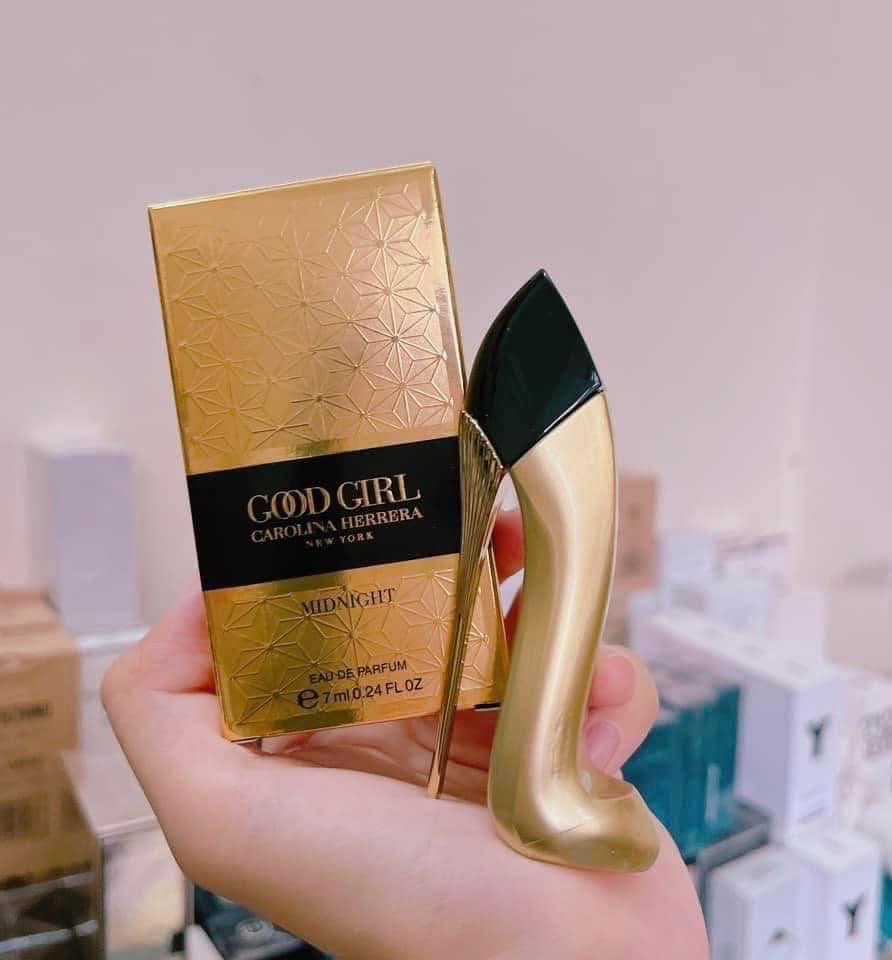 น้ำหอมจิ๋วมินิ Carolina Herrera Good Girl Midnight (EAU DE PARFUM) 7mlแบบแต้มมีกล่อง ( Mini Perfume น้ำหอมขนาดพกพา) น้ำหอมจิ๋วมินิ ขวดน่ารัก ตั้งโชว์ก็สวย พกพาก็สะดวก หัวแต้มตามจุดชีพจร