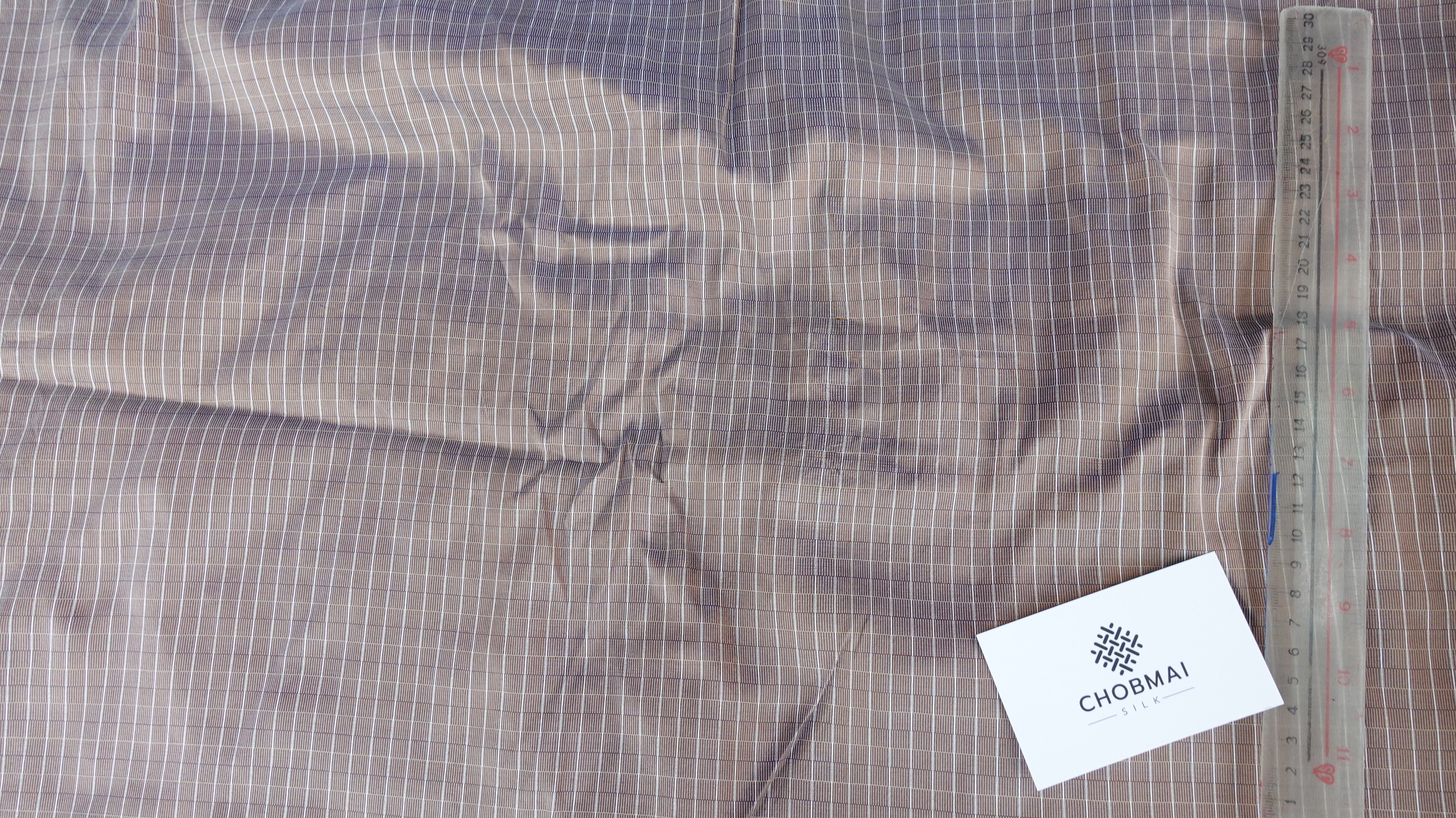 ผ้าไหมลายเกล็ดเต่า ไหมแท้ สีน้ำตาลเปลือกไม้ ตัดขายเป็นเมตร รหัส R1D-76-P3917