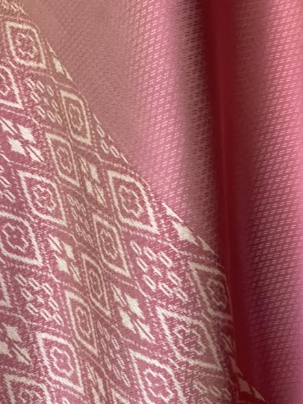 (ผ้าชุด)ผ้าไหมมัดหมี่สุรินทร์ ขนาด 1x4 เมตร (ผ้าลาย 2เมตร+สีพื้น 2เมตร) พื้นสีชมพู รหัส L8A-MD-1120683