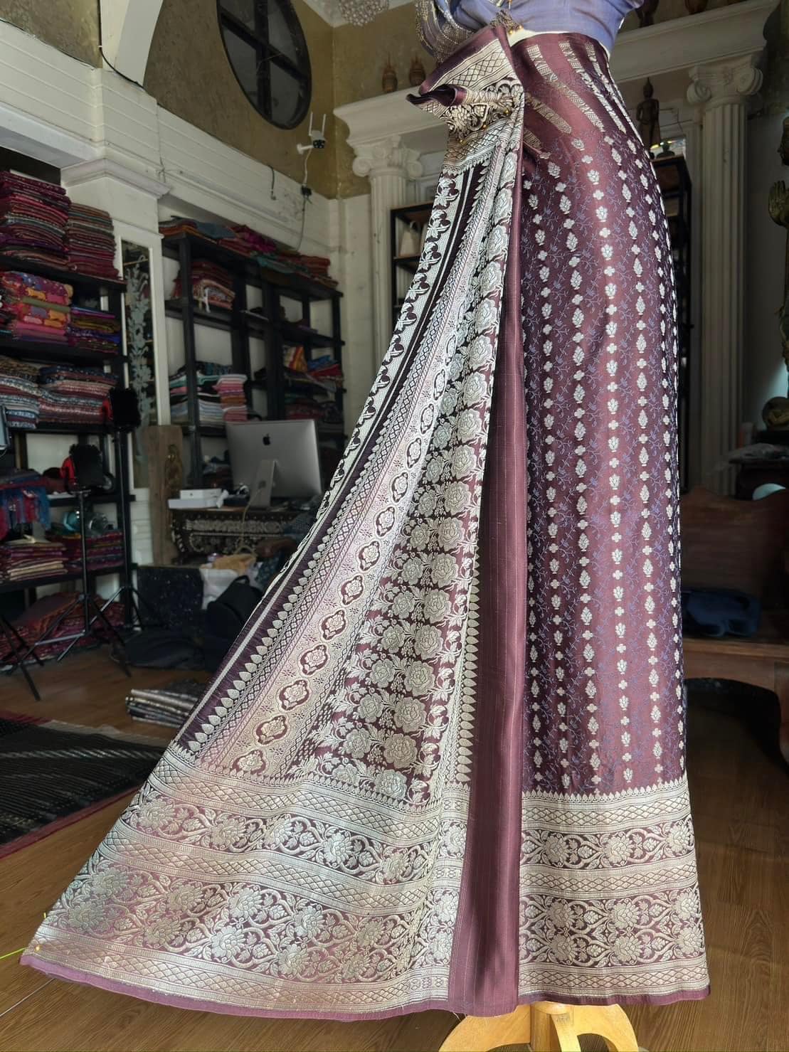 ซิ่น ผ้าปาโตล่า ไหมแท้ มีหน้านาง ขนาด 114x220ซม. พื้นสีม่วงเปลือกมังคุด รหัส N9-SIL-GN13