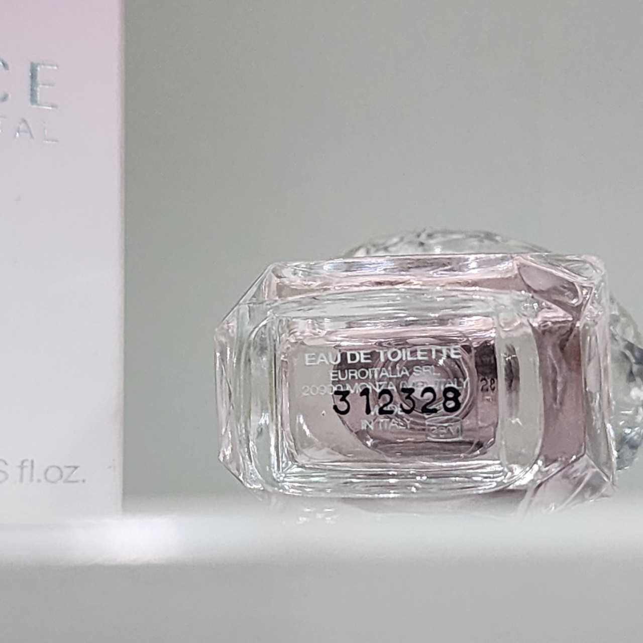 น้ำหอมจิ๋วมินิ Versace Bright Crystal 5ml แบบแต้มมีกล่องแยกจาก set แบบแต้มมีกล่อง ( Mini Perfume น้ำหอมขนาดพกพา) น้ำหอมจิ๋วมินิ ขวดน่ารัก ตั้งโชว์ก็สวย พกพาก็สะดวก หัวแต้มตามจุดชีพจร